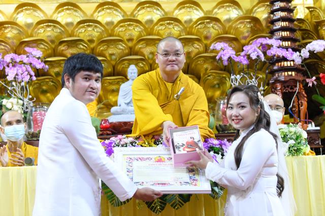 Chú rể Tấn Trung và cô dâu Phương Oanh tiến tới hôn nhân bằng nghi thức hằng thuận