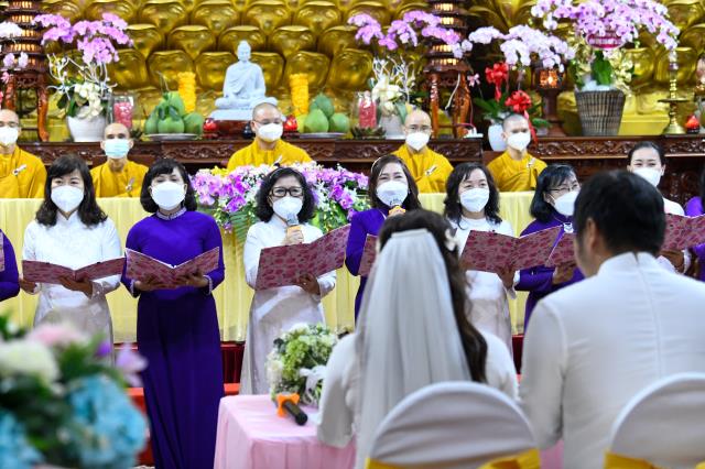Chú rể Tấn Trung và cô dâu Phương Oanh tiến tới hôn nhân bằng nghi thức hằng thuận