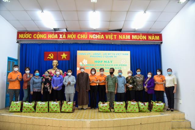 Trao quà yêu thương cho ngày Tết thêm đong đầy