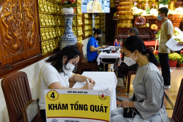 Gần 350 người tham dự chương trình hiến máu đầu năm tại chùa Giác Ngộ