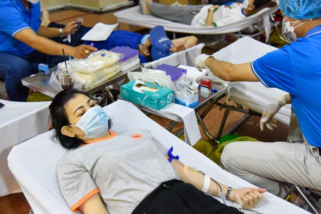 Gần 350 người tham dự chương trình hiến máu đầu năm tại chùa Giác Ngộ