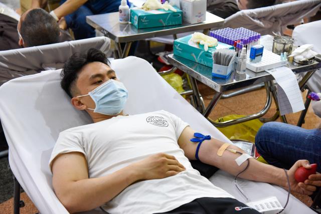 Gần 350 người tham dự chương trình hiến máu đầu năm tại chùa Giác Ngộ