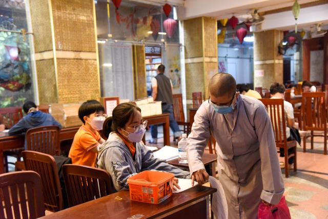 Gần 350 người tham dự chương trình hiến máu đầu năm tại chùa Giác Ngộ