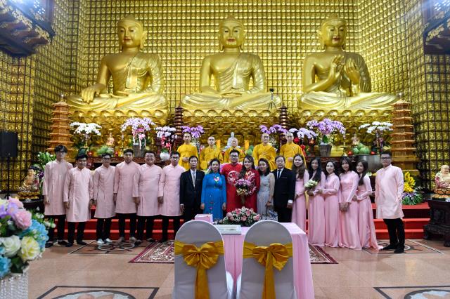 Rộn ràng đám cưới đầu năm 2022 tại chùa Giác Ngộ