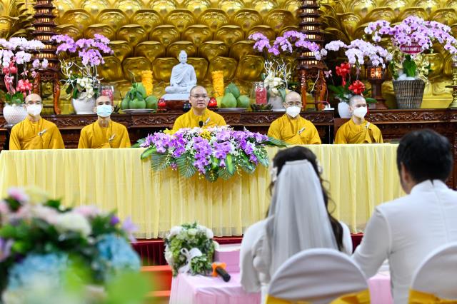 Chú rể Tấn Trung và cô dâu Phương Oanh tiến tới hôn nhân bằng nghi thức hằng thuận