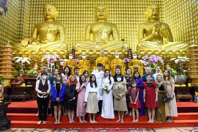 Chú rể Tấn Trung và cô dâu Phương Oanh tiến tới hôn nhân bằng nghi thức hằng thuận