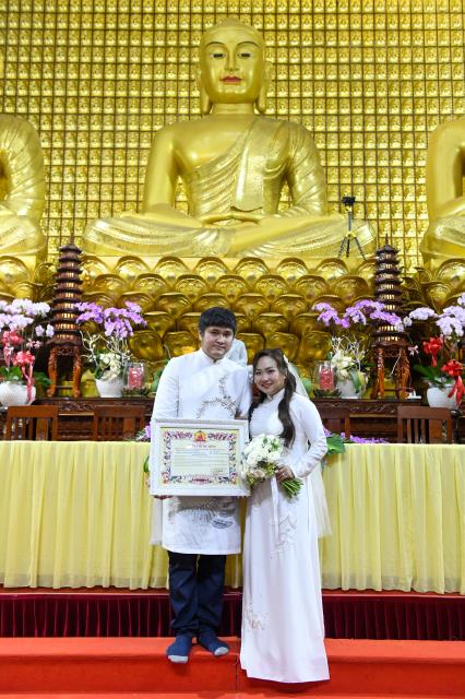 Chú rể Tấn Trung và cô dâu Phương Oanh tiến tới hôn nhân bằng nghi thức hằng thuận