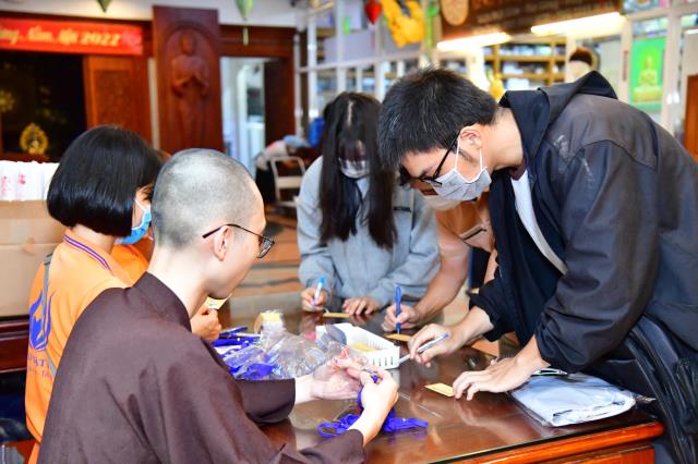 Người trẻ về chùa tham dự khóa tu