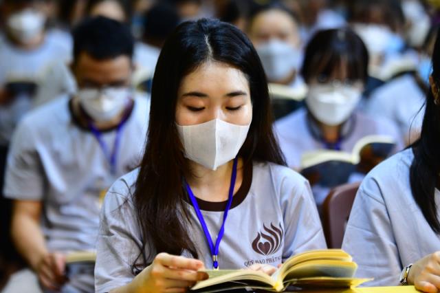 Người trẻ về chùa tham dự khóa tu