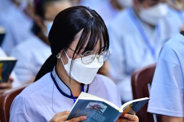 Người trẻ về chùa tham dự khóa tu
