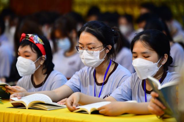 Người trẻ về chùa tham dự khóa tu