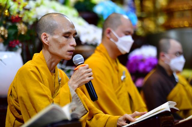 Người trẻ về chùa tham dự khóa tu