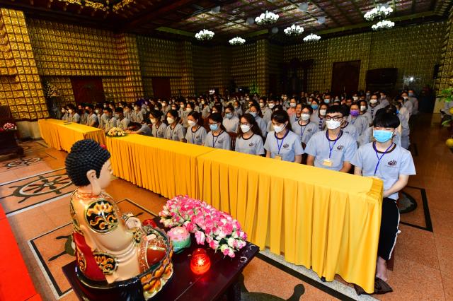 Người trẻ về chùa tham dự khóa tu