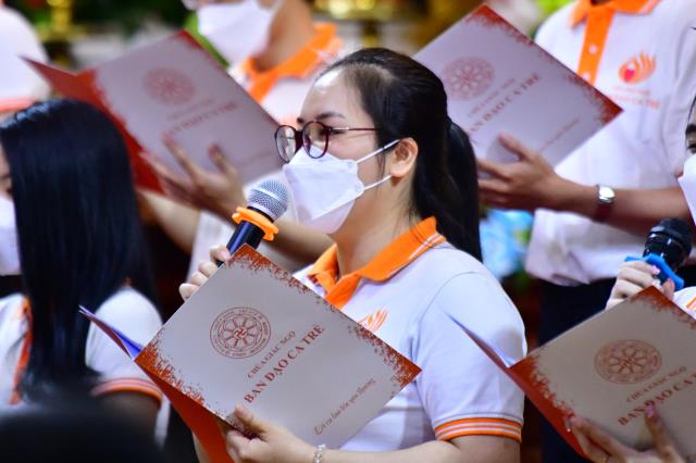 Người trẻ về chùa tham dự khóa tu