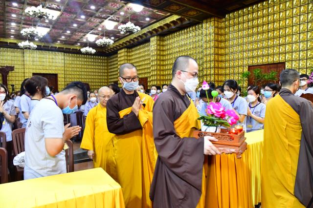 Người trẻ về chùa tham dự khóa tu