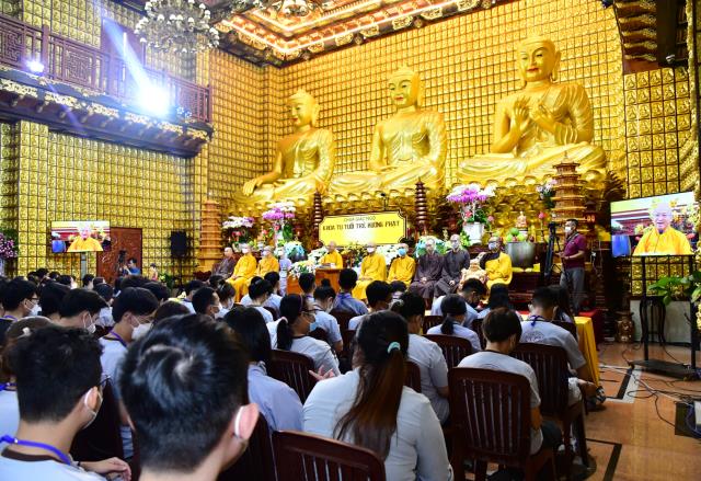 Người trẻ về chùa tham dự khóa tu