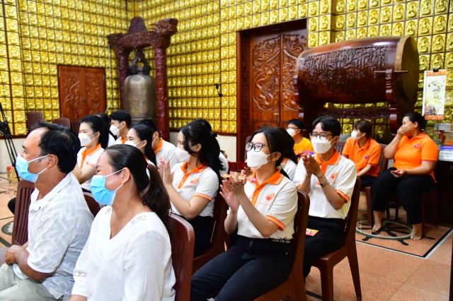 Người trẻ về chùa tham dự khóa tu