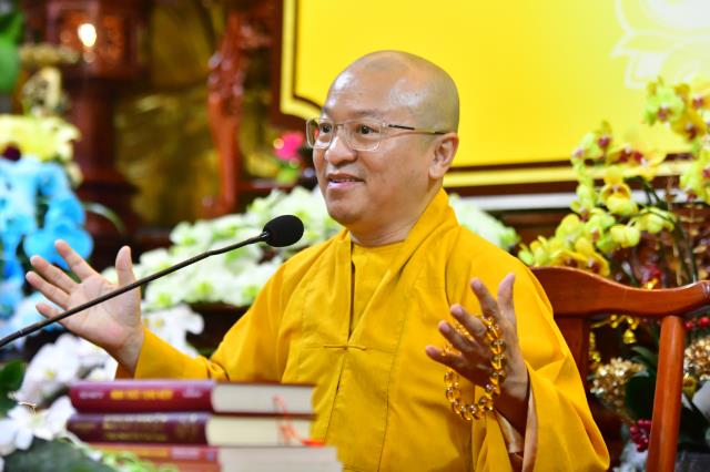 Người trẻ về chùa tham dự khóa tu