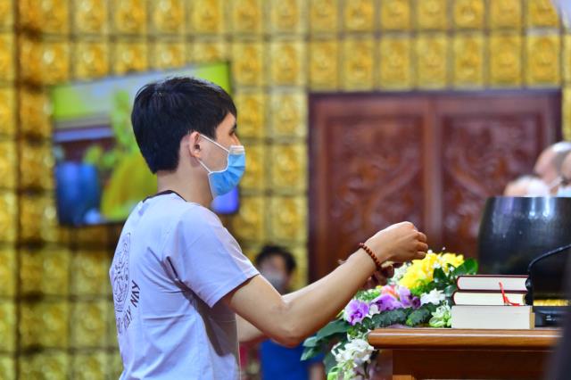 Người trẻ về chùa tham dự khóa tu