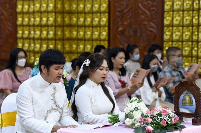 Chú rể Tấn Trung và cô dâu Phương Oanh tiến tới hôn nhân bằng nghi thức hằng thuận