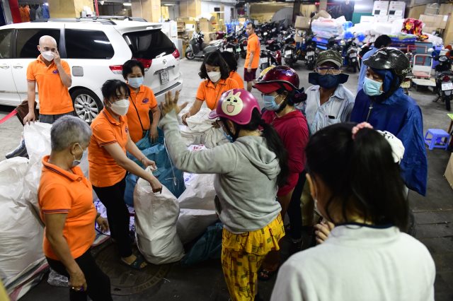Quỹ ĐPNN Mang Xuân Đến Với 200 Bà Con Khó Khăn Tại Phường 2, Quận 10