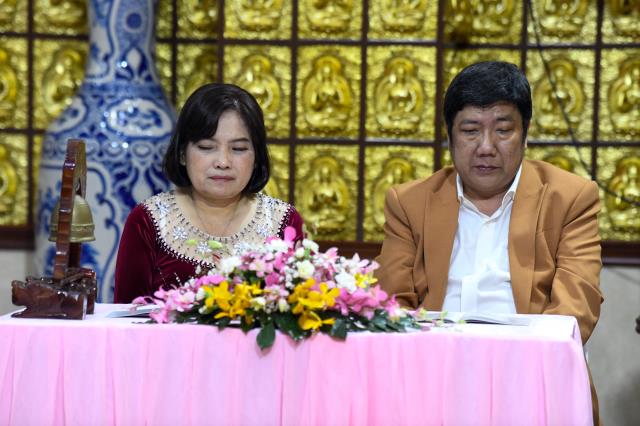 Chú rể Tấn Trung và cô dâu Phương Oanh tiến tới hôn nhân bằng nghi thức hằng thuận