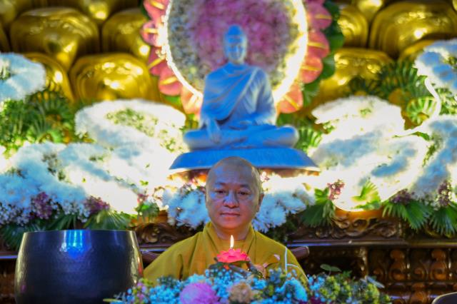 Sáng rực và ấm áp những ngọn lửa trí tuệ - tình thương trong lễ kỷ niệm ngày Phật thành đạo tại chùa Giác Ngộ