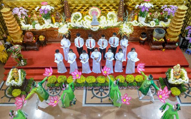 Sáng rực và ấm áp những ngọn lửa trí tuệ - tình thương trong lễ kỷ niệm ngày Phật thành đạo tại chùa Giác Ngộ