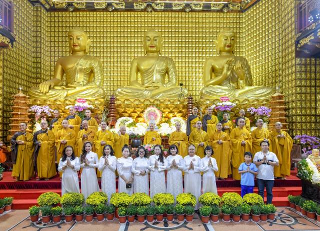Sáng rực và ấm áp những ngọn lửa trí tuệ - tình thương trong lễ kỷ niệm ngày Phật thành đạo tại chùa Giác Ngộ