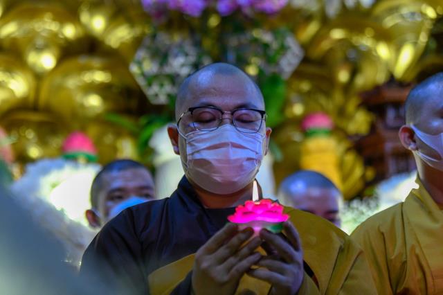 Sáng rực và ấm áp những ngọn lửa trí tuệ - tình thương trong lễ kỷ niệm ngày Phật thành đạo tại chùa Giác Ngộ