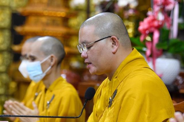 Chú rể Tấn Trung và cô dâu Phương Oanh tiến tới hôn nhân bằng nghi thức hằng thuận