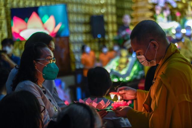 Sáng rực và ấm áp những ngọn lửa trí tuệ - tình thương trong lễ kỷ niệm ngày Phật thành đạo tại chùa Giác Ngộ