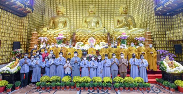 Sáng rực và ấm áp những ngọn lửa trí tuệ - tình thương trong lễ kỷ niệm ngày Phật thành đạo tại chùa Giác Ngộ