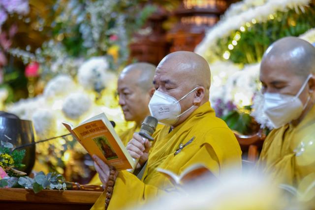 Sáng rực và ấm áp những ngọn lửa trí tuệ - tình thương trong lễ kỷ niệm ngày Phật thành đạo tại chùa Giác Ngộ