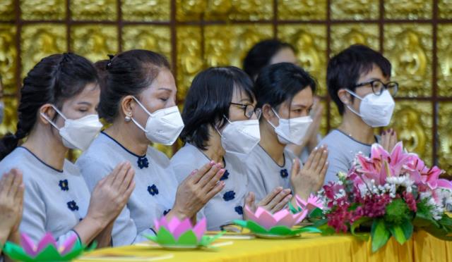 Sáng rực và ấm áp những ngọn lửa trí tuệ - tình thương trong lễ kỷ niệm ngày Phật thành đạo tại chùa Giác Ngộ