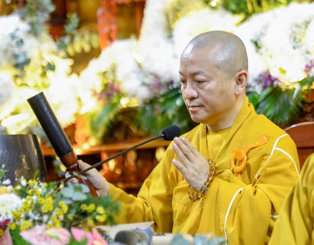 Sáng rực và ấm áp những ngọn lửa trí tuệ - tình thương trong lễ kỷ niệm ngày Phật thành đạo tại chùa Giác Ngộ