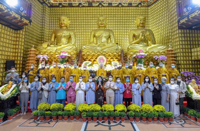 Sáng rực và ấm áp những ngọn lửa trí tuệ - tình thương trong lễ kỷ niệm ngày Phật thành đạo tại chùa Giác Ngộ