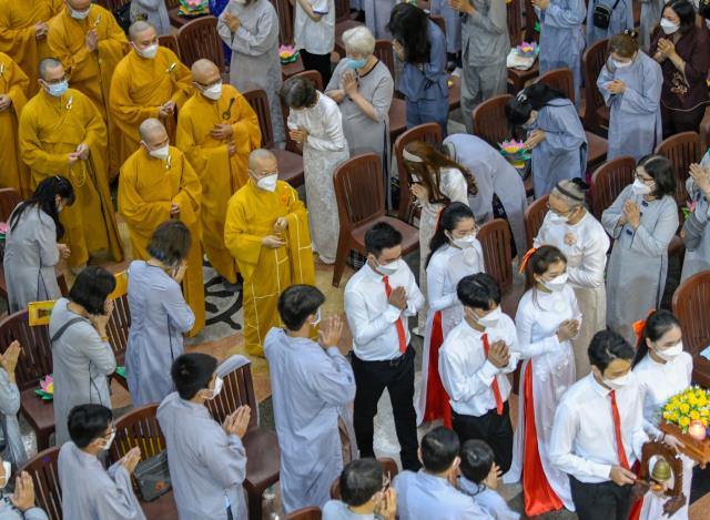 Sáng rực và ấm áp những ngọn lửa trí tuệ - tình thương trong lễ kỷ niệm ngày Phật thành đạo tại chùa Giác Ngộ