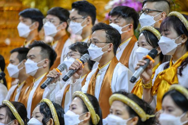 Sáng rực và ấm áp những ngọn lửa trí tuệ - tình thương trong lễ kỷ niệm ngày Phật thành đạo tại chùa Giác Ngộ