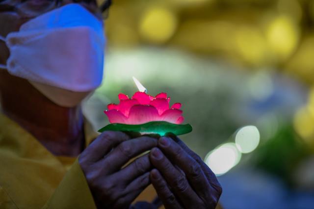 Sáng rực và ấm áp những ngọn lửa trí tuệ - tình thương trong lễ kỷ niệm ngày Phật thành đạo tại chùa Giác Ngộ