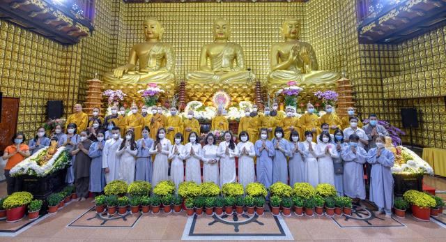 Sáng rực và ấm áp những ngọn lửa trí tuệ - tình thương trong lễ kỷ niệm ngày Phật thành đạo tại chùa Giác Ngộ