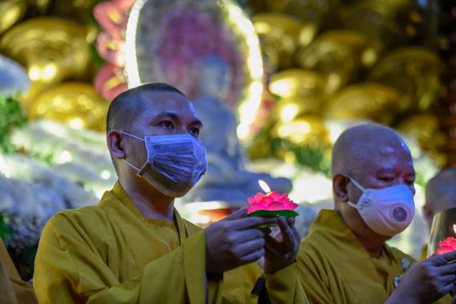 Sáng rực và ấm áp những ngọn lửa trí tuệ - tình thương trong lễ kỷ niệm ngày Phật thành đạo tại chùa Giác Ngộ