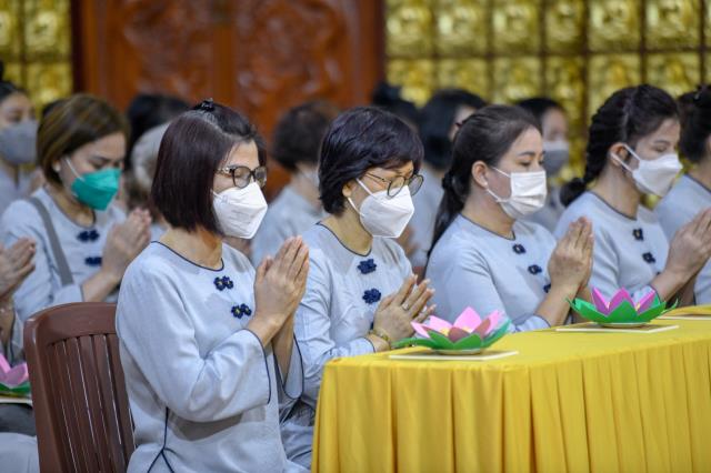 Sáng rực và ấm áp những ngọn lửa trí tuệ - tình thương trong lễ kỷ niệm ngày Phật thành đạo tại chùa Giác Ngộ
