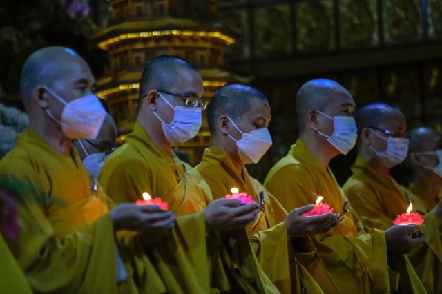 Sáng rực và ấm áp những ngọn lửa trí tuệ - tình thương trong lễ kỷ niệm ngày Phật thành đạo tại chùa Giác Ngộ