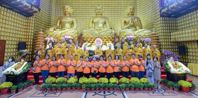 Sáng rực và ấm áp những ngọn lửa trí tuệ - tình thương trong lễ kỷ niệm ngày Phật thành đạo tại chùa Giác Ngộ