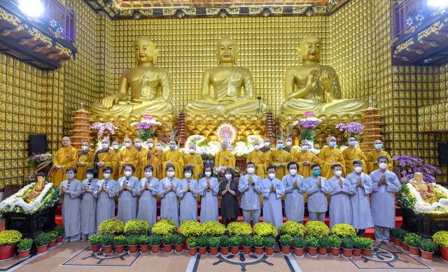 Sáng rực và ấm áp những ngọn lửa trí tuệ - tình thương trong lễ kỷ niệm ngày Phật thành đạo tại chùa Giác Ngộ