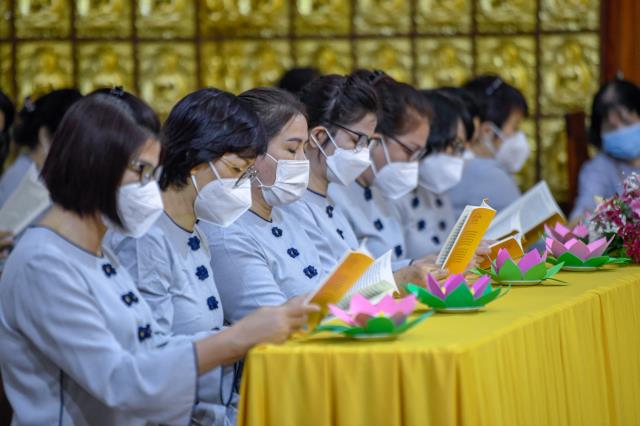 Sáng rực và ấm áp những ngọn lửa trí tuệ - tình thương trong lễ kỷ niệm ngày Phật thành đạo tại chùa Giác Ngộ