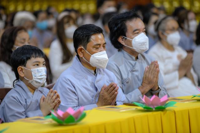 Sáng rực và ấm áp những ngọn lửa trí tuệ - tình thương trong lễ kỷ niệm ngày Phật thành đạo tại chùa Giác Ngộ