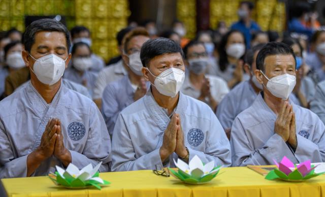 Sáng rực và ấm áp những ngọn lửa trí tuệ - tình thương trong lễ kỷ niệm ngày Phật thành đạo tại chùa Giác Ngộ