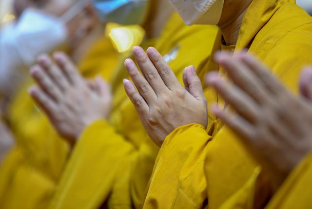 Sáng rực và ấm áp những ngọn lửa trí tuệ - tình thương trong lễ kỷ niệm ngày Phật thành đạo tại chùa Giác Ngộ